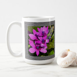 Xícara de café inspiracional com uma flor de babuí
