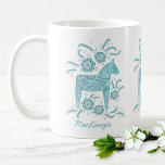 Xícara de café personalizada de chá Dala Horse sue<br><div class="desc">Um tradicional design de Dala Horse sueco,  verde e branco. Ideal para aqueles que amam cavalos,  pôneis e todas as coisas escandinavas. Altere o nome para personalizar. Arte original de Nic Squirrell.</div>