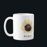 Xícara de café personalizada de girassol amarelo e<br><div class="desc">Esta caneca de café apresenta um estilo aquarela ilustrando um girassol em amarelo e marrom. Seu nome ou outro texto personalizado está escrito abaixo em um roteiro marrom escuro. Use o campo modelo para inserir seu próprio nome ou outra mensagem.</div>