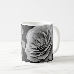 Xícara de café preto e rosa branca