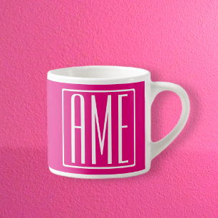 Xícara De Espresso 3 iniciais Monograma Branco no Rosa Quente