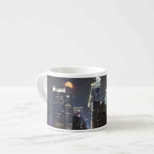 Xícara De Espresso A lua aumenta sobre o Midtown New York.