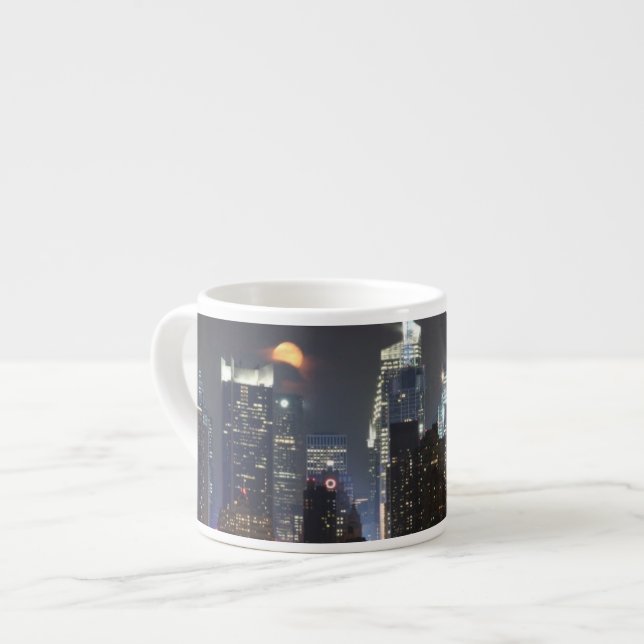 Xícara De Espresso A lua aumenta sobre o Midtown New York. (Frente Esquerda)