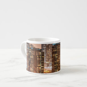 Xícara De Espresso A neve cai sobre a skyline na noite em Chicago