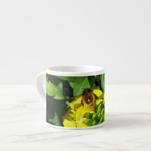 Xícara De Espresso Abelhas nas Flores Amarelas