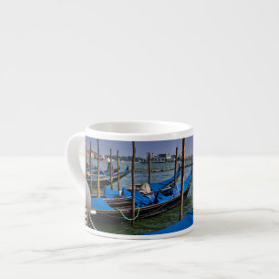 Xícara De Espresso Água do Grande Canal com barcos gondalo alinhados