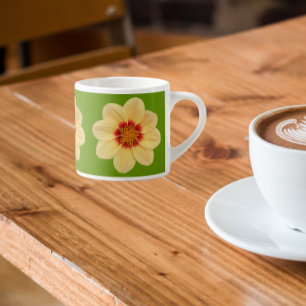 Xícara De Espresso Amarelo Dahlia sobre padrão floral verde