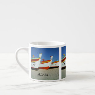 Xícara De Espresso Barcos de Pesca na Foto de Praia de Algarve