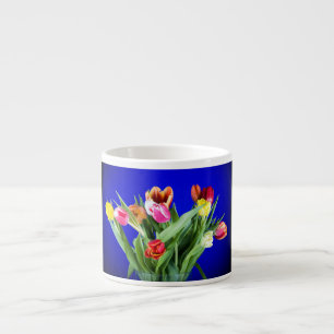 Xícara De Espresso Bouquet of tulips on blue