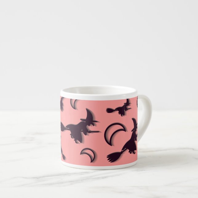 Xícara De Espresso Bruxa voadora entre meia lua na noite de Halloween (Frente Esquerda)
