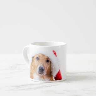 Xícara De Espresso Cão do Natal com antler e os presentes coloridos