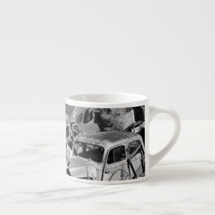 Xícara De Espresso Carros vintage se esgotando no pátio de um carro