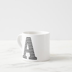 Xícara De Espresso Chevron preto & branco um monograma