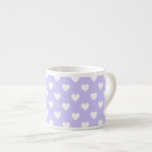 Xícara De Espresso Corações de Bolinhas roxa e branca<br><div class="desc">Pequenos corações brancos em fundo roxo macio. Púrpura de Pastel com padrão cardíaco branco. Adicione uma mensagem de texto personalizada para ela.</div>