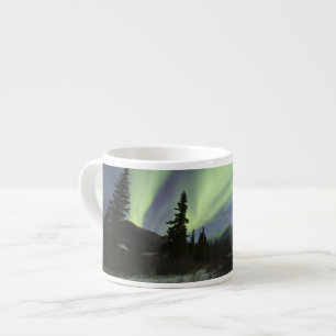 Xícara De Espresso Cortinas de aurora boreal verde no céu