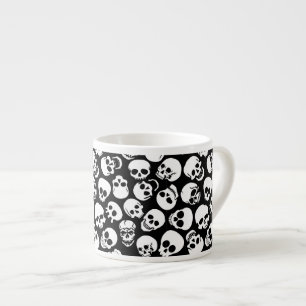 Xícara De Espresso Crânios no teste padrão preto do fundo