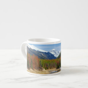 Xícara De Espresso Enrolamento o Rio Colorado com montanhas e pinhos