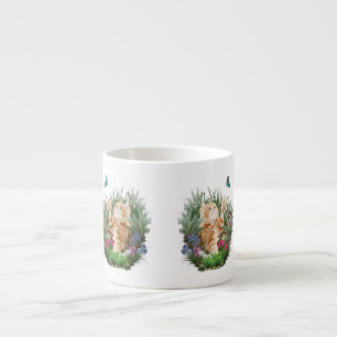 Xícara De Espresso Ginger kitten brincando com uma borboleta