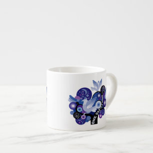 Xícara De Espresso Incentivando um dia pombas de uma árvore do tempo