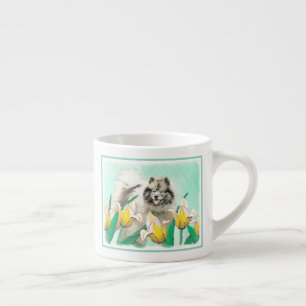 Xícara De Espresso Keeshond em Tulips pintando uma linda arte canina