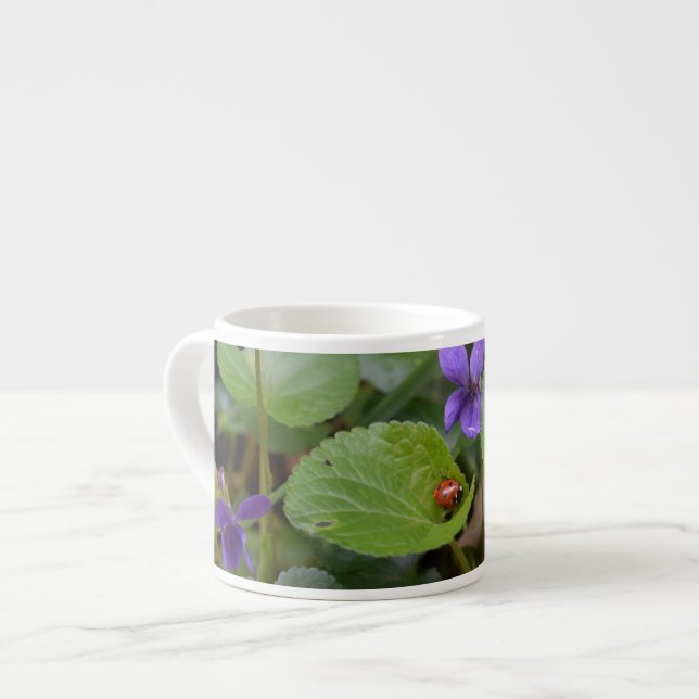 Xícara De Espresso Ladybug em Flores de Violeta Doce (Frente Esquerda)