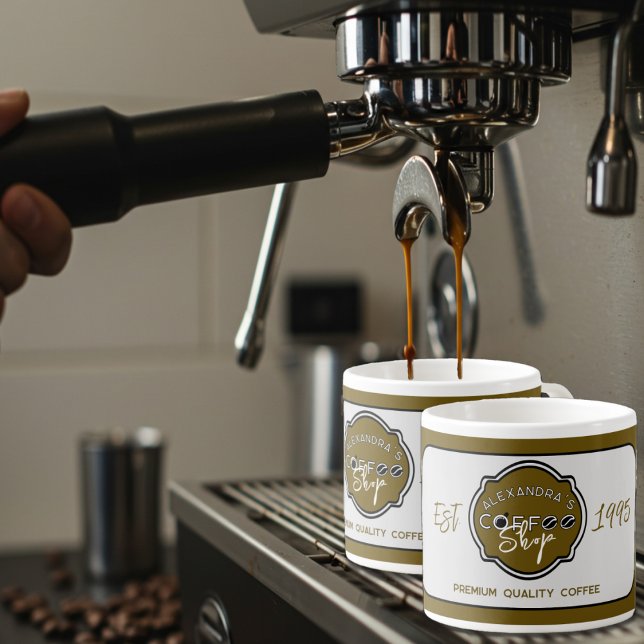 Xícara De Espresso Logotipo Personalizado de Cafeteria Profissional (Espresso prepared in the customized espresso cups.)