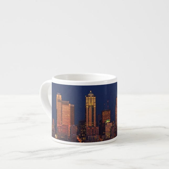 Xícara De Espresso Lua cheia que aumenta sobre a skyline do centro de (Frente Esquerda)