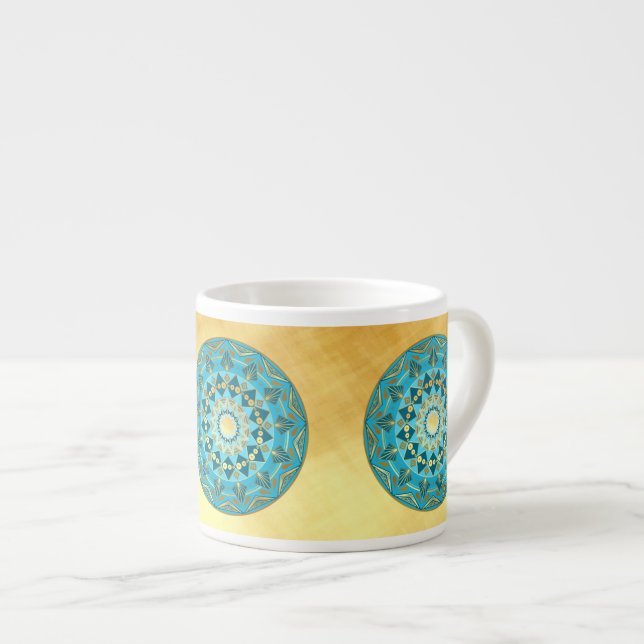 Xícara De Espresso Mandala azul dourado em Fundo de Ouro Suave (Frente Esquerda)