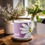 Xícara De Espresso Margarida Whimsical - orquídea - nome do script de<br><div class="desc">Uma dúzia de desenhos de margarida. As linhas modernas são desenhadas à mão e incluem pétalas brancas e um centro amarelo para a flor. O fundo é um roxo macio, pastel - e o nome é um roteiro de tendências em branco. Você pode adicionar um nome, um monograma ou outro...</div>