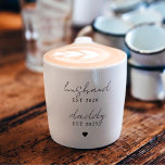 Xícara De Espresso Marido Personalizado e Pai Ano EST | Minimalista<br><div class="desc">Celebre os marcos que mais importam com esta xícara de café expresso personalizada "Marido e Pai EST". Um design elegante e minimalista faz dele o presente sentimental perfeito para qualquer novo papai ou marido. Personalize os anos EST para refletir sua história de amor e sua jornada de parentalidade. Seja pelo...</div>