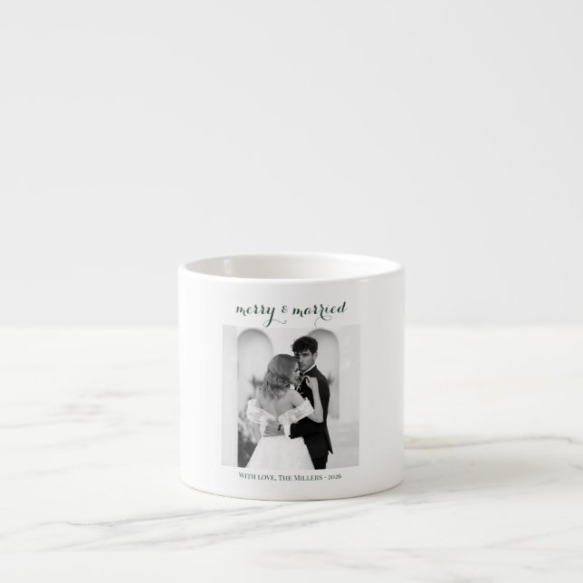 Xícara De Espresso Merry & Married - Personalized Newlywed Christmas  (Frente)