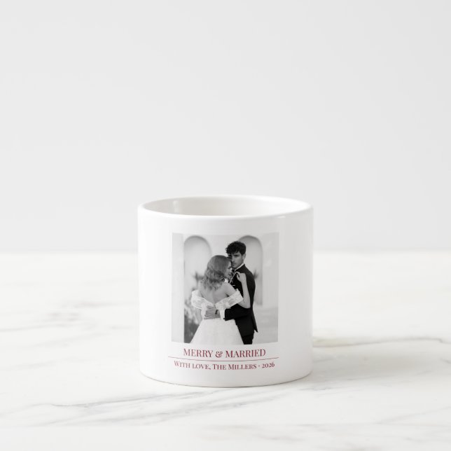 Xícara De Espresso Merry & Married - Personalized Newlywed Christmas  (Frente)