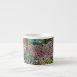 Xícara De Espresso Monet The Artist Garden at Giverny<br><div class="desc">Uma taça espresso de flor monet que apresenta belos íris rosa e púrpura num jardim que mergulha debaixo de árvores altas. Um presente de Monet excelente para fãs do impressionismo e da arte francesa. O impressionismo pacífico da natureza com lindas flores e paisagem cênica.</div>