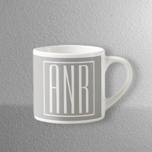 Xícara De Espresso Monograma de Iniciais Branco no Cinza Claro