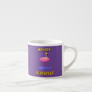 Xícara De Espresso Ninguém é perfeito - flamingo com anel de natação