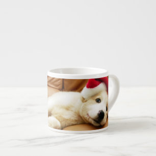 Xícara De Espresso O filhote de cachorro veste um chapéu do Natal e