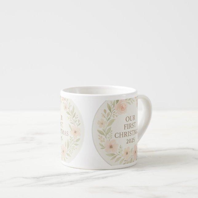 Xícara De Espresso Our First Christmas 2025 Mug – Cute Holiday Keepsa (Frente Esquerda)