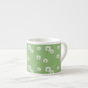 Xícara De Espresso Padrão de Dandelion em tela de fundo verde