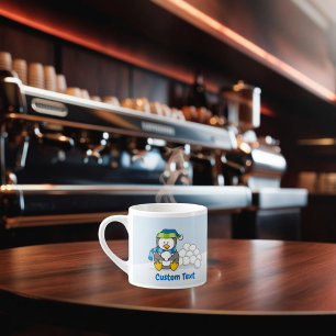 Xícara De Espresso Pequeno pinguim sentado com bolas de neve