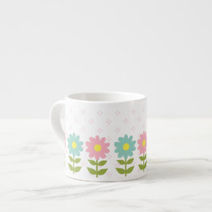 Xícara De Espresso Piink e flores azuis do primavera