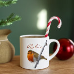 Xícara De Espresso Robin Bird Winter Branch Christmas Espresso Cup<br><div class="desc">Robins de amor? Coloque o seu nome neste charmoso copo de café expresso de inverno com dois adoráveis robins vermelhos tocados num galho de neve. E eu mencionei que ambos se chamam Bob? A xícara perfeita para começar sua manhã com um toque de beleza.</div>