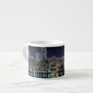 Xícara De Espresso Skyline da cidade de Miami com a ponte na noite