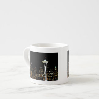 Xícara De Espresso Skyline de Seattle na noite, com agulha do espaço