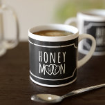 Xícara De Espresso Taça Espresso de Lua de Honeymoon, em Preto Russo<br><div class="desc">Uma xícara branca e negra que pode ser usada na lua de mel. Basta adicionar suas iniciais aos corações entrelaçados</div>