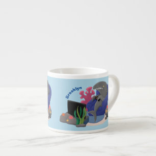 Xícara De Espresso Tubarão engraçado assistindo desenhos animados na