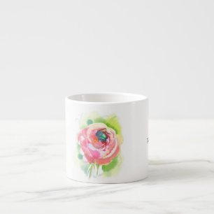 Xícara De Espresso uma rosa delicada e um besouro dormindo nela
