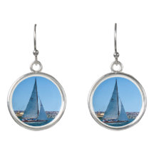 Yachts Navegando no Oceano Redondo de Prata Largan