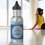 Yoga Azul Cósmico Posturas Gym Workout Garrafa Águ<br><div class="desc">Uma garrafa de água azul personalizável que apresenta yoga abstrato com pontos e linhas. O sutil padrão das poses cria um sentimento cósmico. Adicione seu próprio nome para personalizar e levar sua garrafa para o ginásio ou estúdio de yoga.</div>