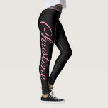 Yoga de script rosa personalizado e leggings de ma<br><div class="desc">Yoga de script rosa personalizado e leggings de malhação. Calças de treino de tendências com nome personalizado. Vestuário desportivo para mulheres e raparigas. Miras personalizáveis em qualquer combinação de cores. Faça o seu para a academia, dança, treinamento, meditação e muito mais. Adicione o seu próprio texto às pernas de ambos...</div>