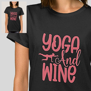 Yoga e vinho cor-de-rosa na camisa                